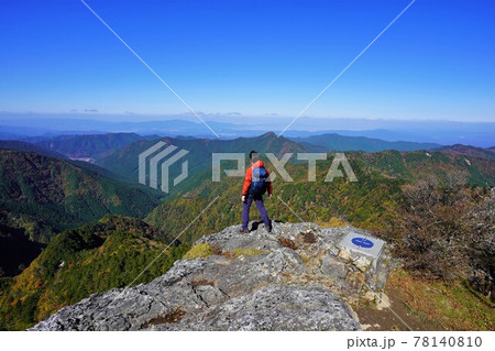 山上ヶ岳山頂から景色を眺める登山者 78140810