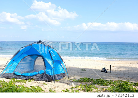 青いテントとビーチキャンプ 78142112