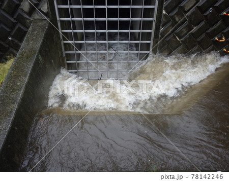 強雨で増水した一般河川の水が越流堤を越えて雨水貯留施設に流れ込む。 78142246