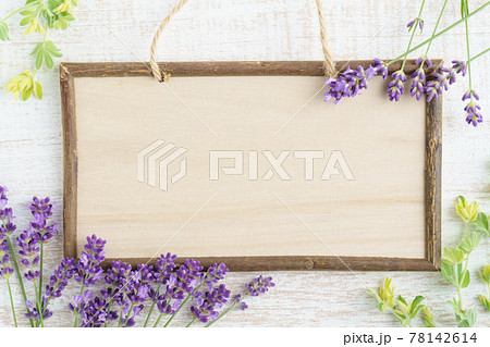 ラベンダーとグリーンの木製プレートのフレーム ラベンダーとグリーンの木製プレートのフレーム 78142614