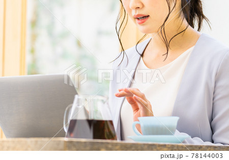 カフェでテレワークをする若い女性 78144003