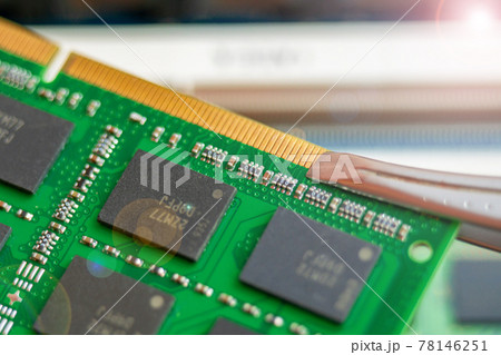 Master holds with tweezers Laptop RAM close up Master holds with tweezers Laptop RAM close up 78146251