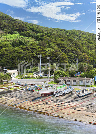 [千葉・金谷] 房総半島の鋸山の採石場の崖を背景に浦賀水道沿いの金谷のカナヤマリン港に係留された漁船 78146259