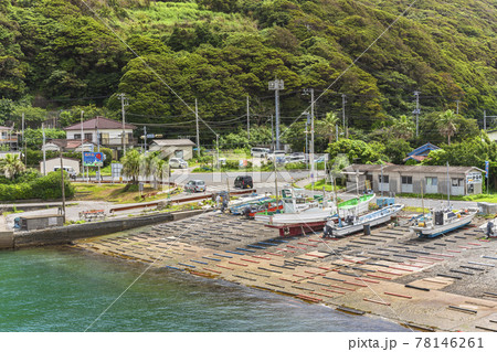 [千葉・金谷] 房総半島の鋸山の採石場の崖を背景に浦賀水道沿いの金谷のカナヤマリン港に係留された漁船 78146261
