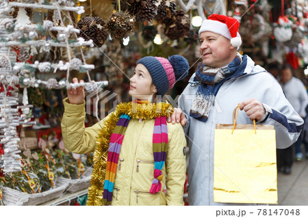 Girl with father shopping on Christmas market Girl with father shopping on Christmas market 78147048