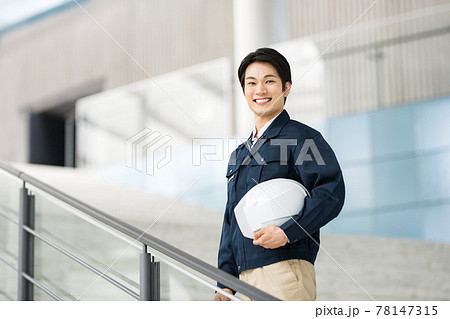 作業服を着た施工管理技士の男性のポートレート 78147315