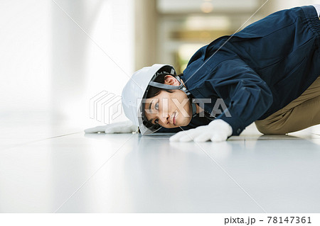 床をチェックする男性作業者 78147361