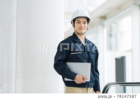 作業服を着た施工管理の男性のポートレート 作業服を着た施工管理の男性のポートレート 78147387