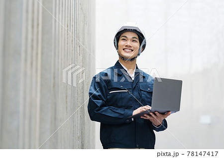 若い施工管理技士の仕事風景 若い施工管理技士の仕事風景 78147417