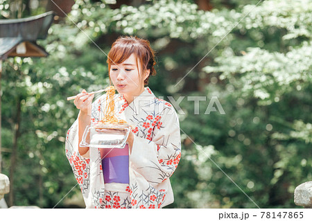 夏祭りで焼きそばを食べる浴衣姿の女性 78147865