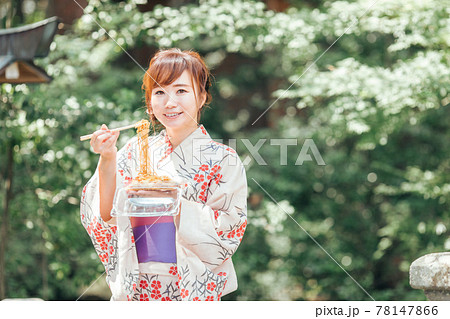 夏祭りで焼きそばを食べる浴衣姿の女性 夏祭りで焼きそばを食べる浴衣姿の女性 78147866