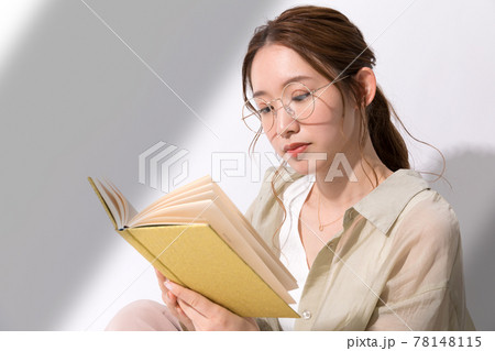 読書をする若い女性のポートレート 78148115