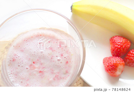 苺とバナナとミルクを入れたスムージー　朝食風景 78148624