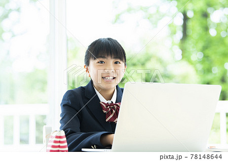 オンライン授業　パソコン　女子中学生 78148644