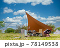 キャンプ場でタープを張る 78149538