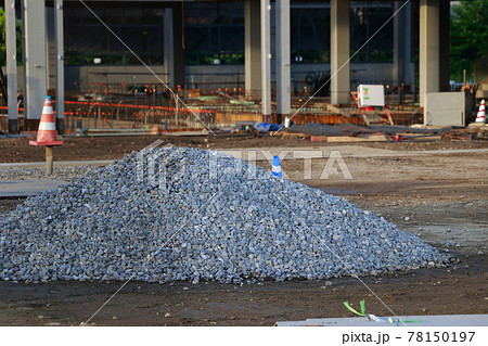 建築現場の砂利置き場 78150197