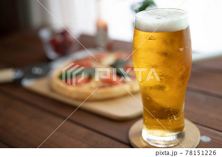 手作りマルゲリータピザと生ビール 78151226