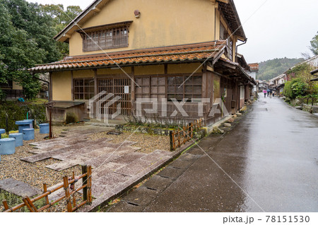 島根県大田市 雨降りの石見銀山の大森の町並み 島根県大田市 雨降りの石見銀山の大森の町並み 78151530
