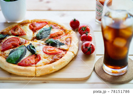 手作りマルゲリータピザとコーラ 手作りマルゲリータピザとコーラ 78151786