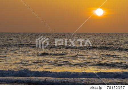 日の入前の海岸の夕景 日の入前の海岸の夕景 78152367