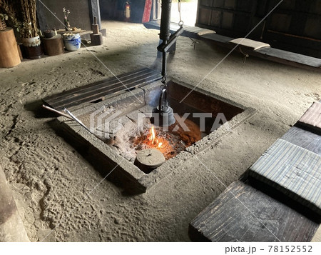埼玉県三芳町、三富の開拓の旧島田家の茅葺き家屋の囲炉裏の風景 埼玉県三芳町、三富の開拓の旧島田家の茅葺き家屋の囲炉裏の風景 78152552