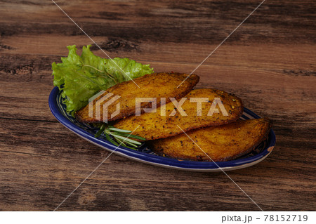 Baked potato with herbs and spices 78152719