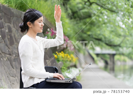 ワーケーションの現実　ワーケーション中に虫を追い払っている若い女性 78153740