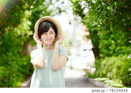 笑顔の若い女性 笑顔の若い女性 78154039
