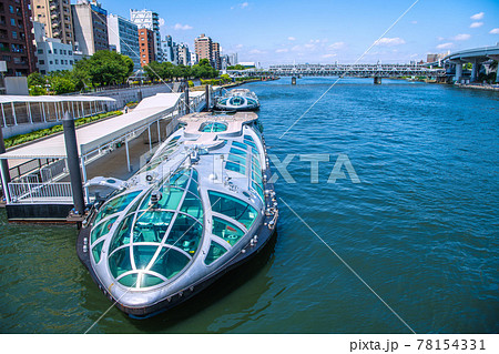 日本の東京都市景観　隅田川と水上バス「エメラルダス」、「ホタルナ」。奥に電車 78154331