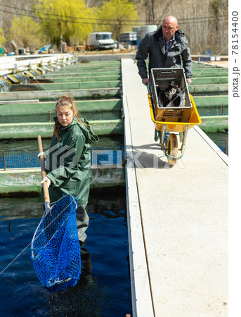Male and female fish farm workers 78154400