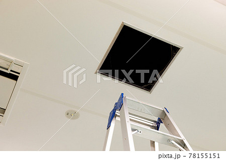 エアコン修理　天井点検口　脚立 78155151