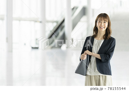 ノートパソコンを持った笑顔のビジネスウーマン  ポートレート 78155544