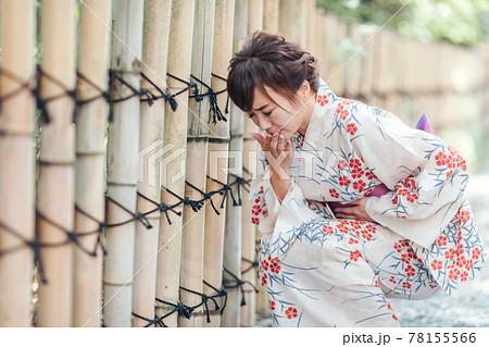 浴衣をきた体調不良の女性 78155566