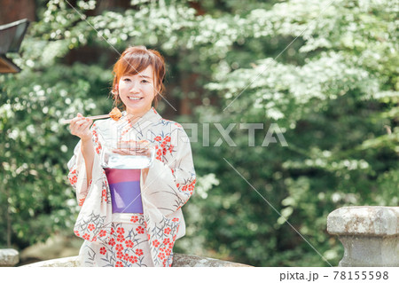 夏祭りでたこ焼きを食べる女性 夏祭りでたこ焼きを食べる女性 78155598