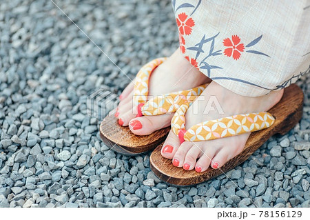 下駄を履いた女性 下駄を履いた女性 78156129