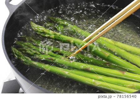鍋で茹でているグリーンアスパラガス 鍋で茹でているグリーンアスパラガス 78156540