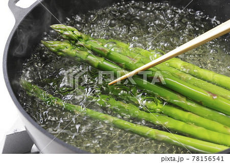 鍋で茹でているグリーンアスパラガス 78156541