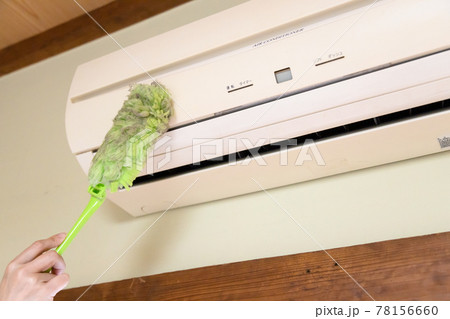 ハンディモップでエアコンの掃除をしている主婦 78156660