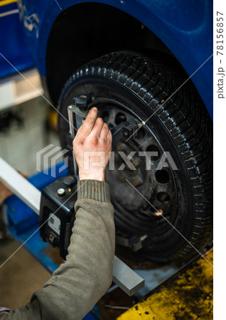 The car in the garage, a device for adjusting the camber. The car in the garage, a device for adjusting the camber. 78156857