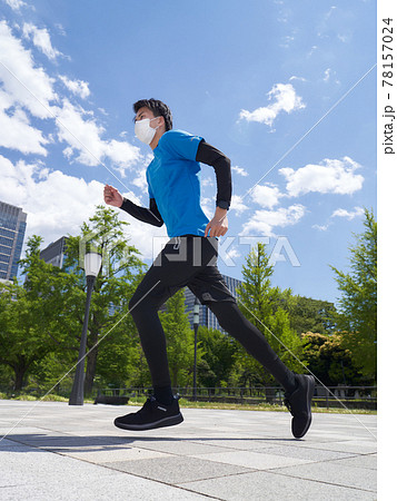 マスクをつけて運動をする若い男性 78157024