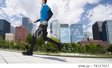 マスクをつけてジョギングをする男性 78157027