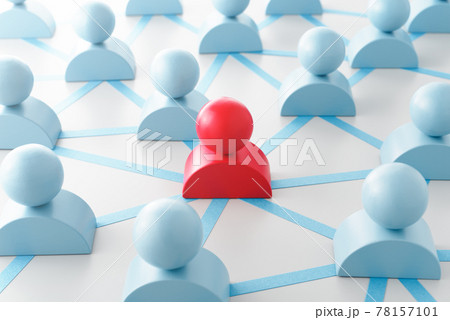 人のネットワークとその中心人物。人の形をしたブロックとネットワーク構造。 78157101