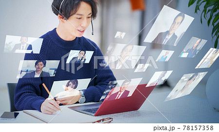 ビデオ通話で話す男性　テレビ会議　テレワーク　ウェビナー 78157358