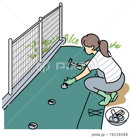 草除けシートの施工を行う女性 78158388