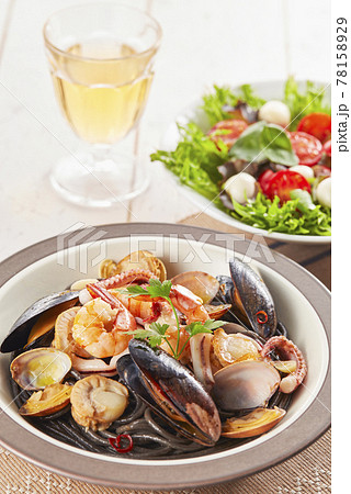 ペスカトーレビアンコとカプレーゼ風サラダ ペスカトーレビアンコとカプレーゼ風サラダ 78158929