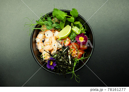 Poke salad with shrimp in a bowl. Ingredients Shrimp, blanched spinach, cherry tomatoes, rice Poke salad with shrimp in a bowl. Ingredients Shrimp, blanched spinach, cherry tomatoes, rice 78161277