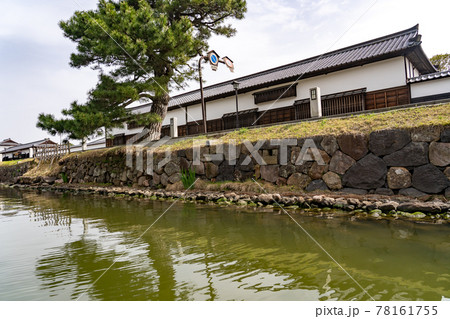 島根県松江市　松江城の堀川めぐり　武家屋敷の横を通り過ぎる船からの眺め 78161755
