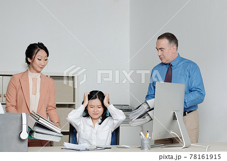 Businesswoman overwhelmed with work 78161915