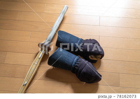 剣道の小手と竹刀 78162073