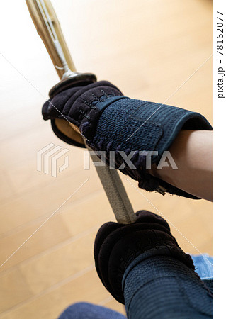 竹刀を持ってかまえる 竹刀を持ってかまえる 78162077